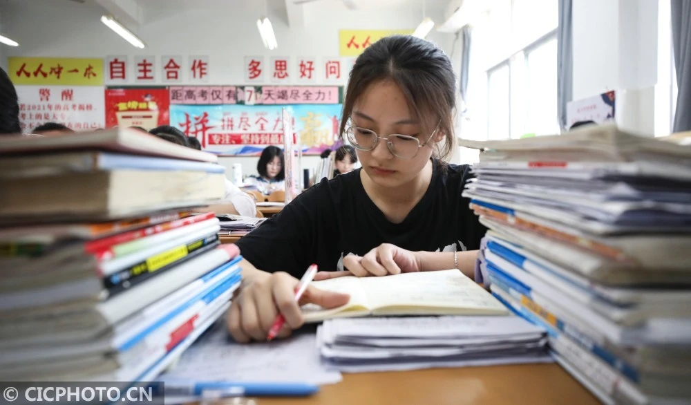 高考恢复的年份_高考恢复时间是哪一年_高考恢复时间是1977年几月