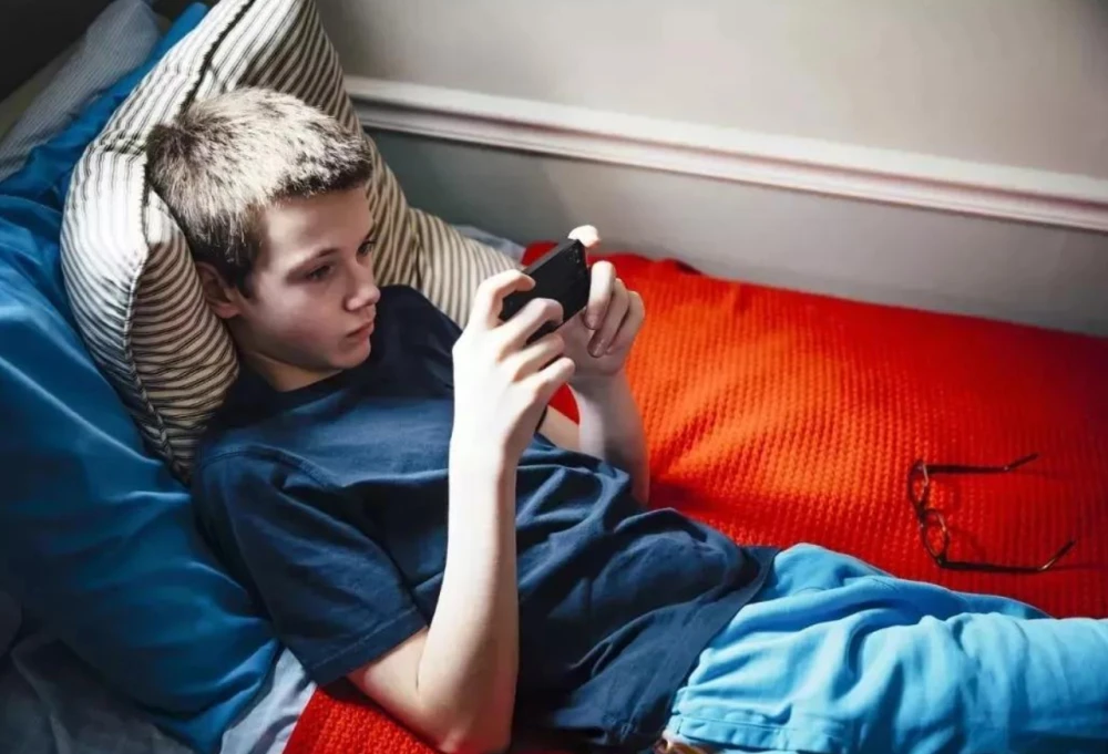家有熊孩子玩手机游戏视频-如何有效防止孩子沉迷手机游戏视频？